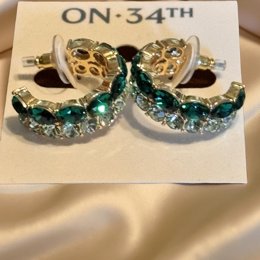Macy’s NWT emerald green oval rhinestone +light green,Paradot round,earrings - Picture 2 of 3